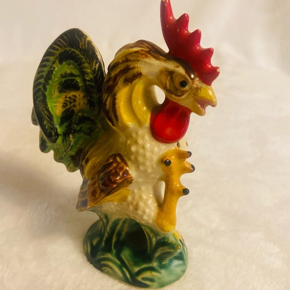 Vintage Salt and Pepper Shakers of Fighting Roosters and 2 Hens EUC
By Napco - Picture 7 of 8